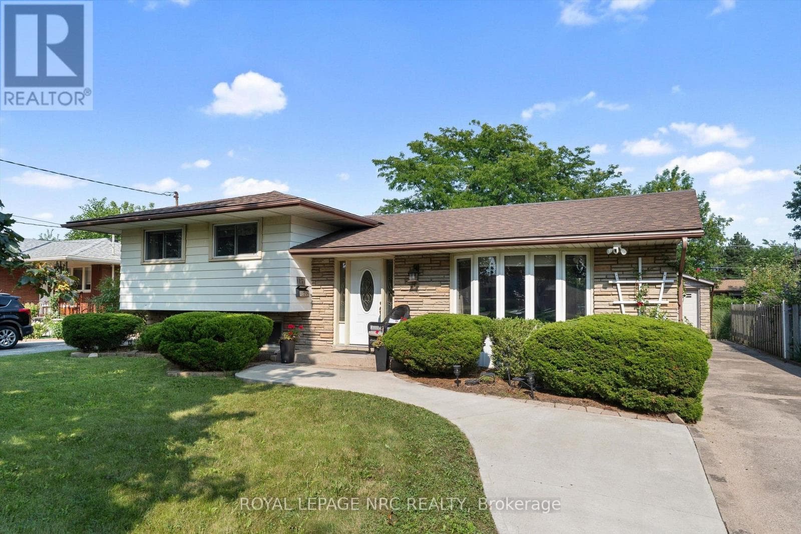 Single Family at 17 Joanna Drive, St. Catharines (Vine/Linwell), Ontario - Photo 2 - RE/MAX Garden City Realty