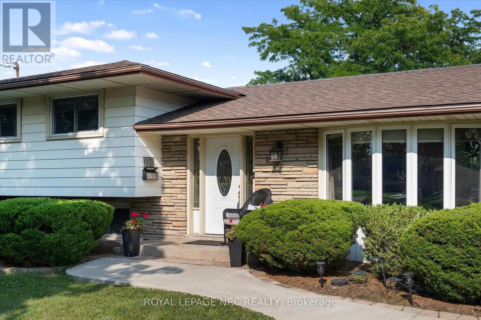 Single Family at 17 Joanna Drive, St. Catharines (Vine/Linwell), Ontario - Photo 3 - RE/MAX Garden City Realty