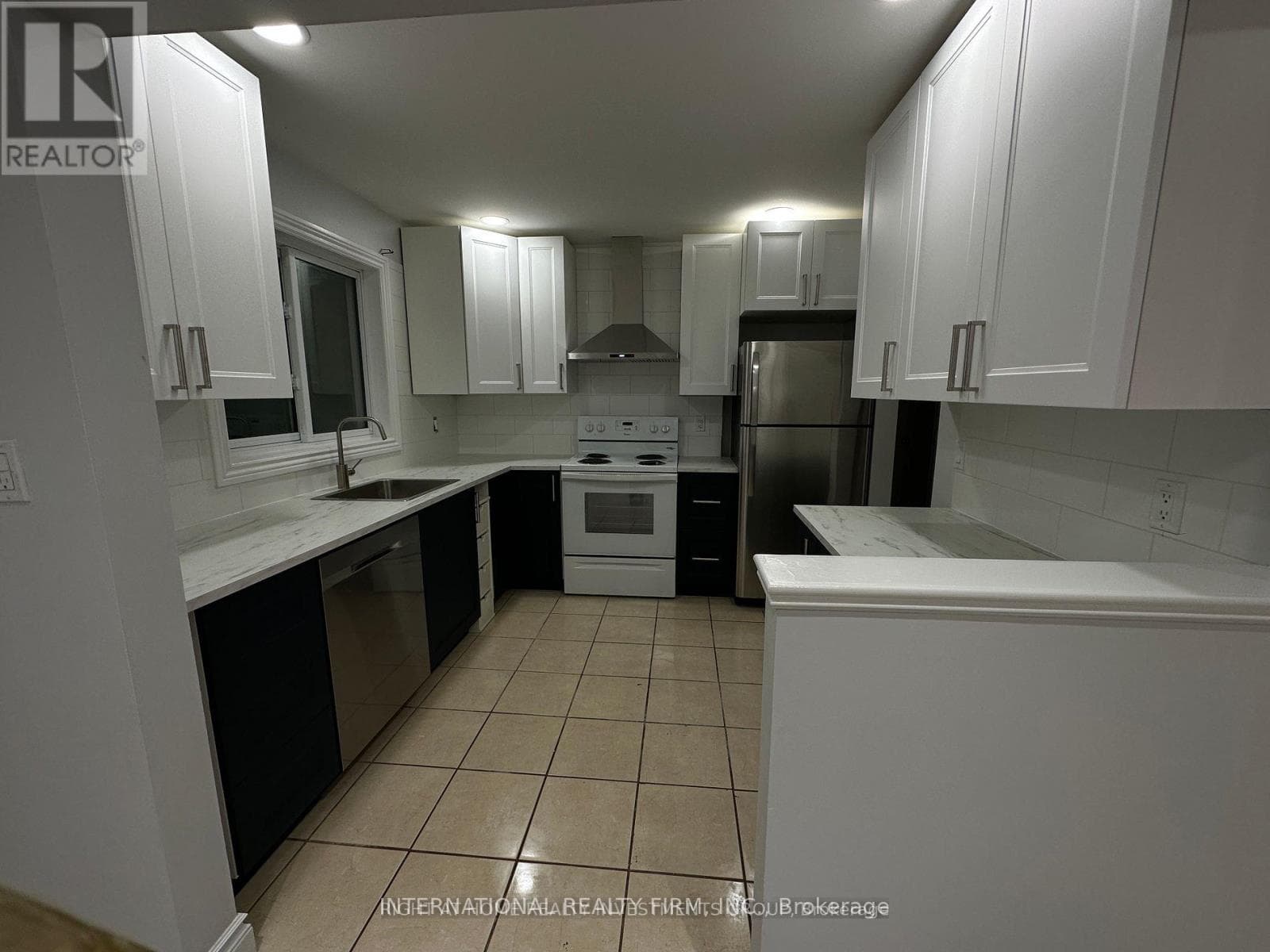 Single Family at Main- 53 Belfry Drive, Newmarket (Huron Heights-Leslie Valley), Ontario - Photo 3 - RE/MAX Garden City Realty