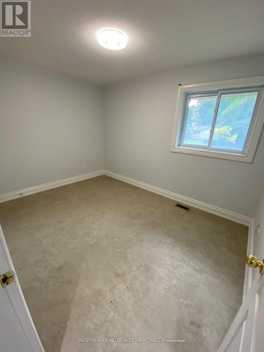 Single Family at Main- 53 Belfry Drive, Newmarket (Huron Heights-Leslie Valley), Ontario - Photo 8 - RE/MAX Garden City Realty
