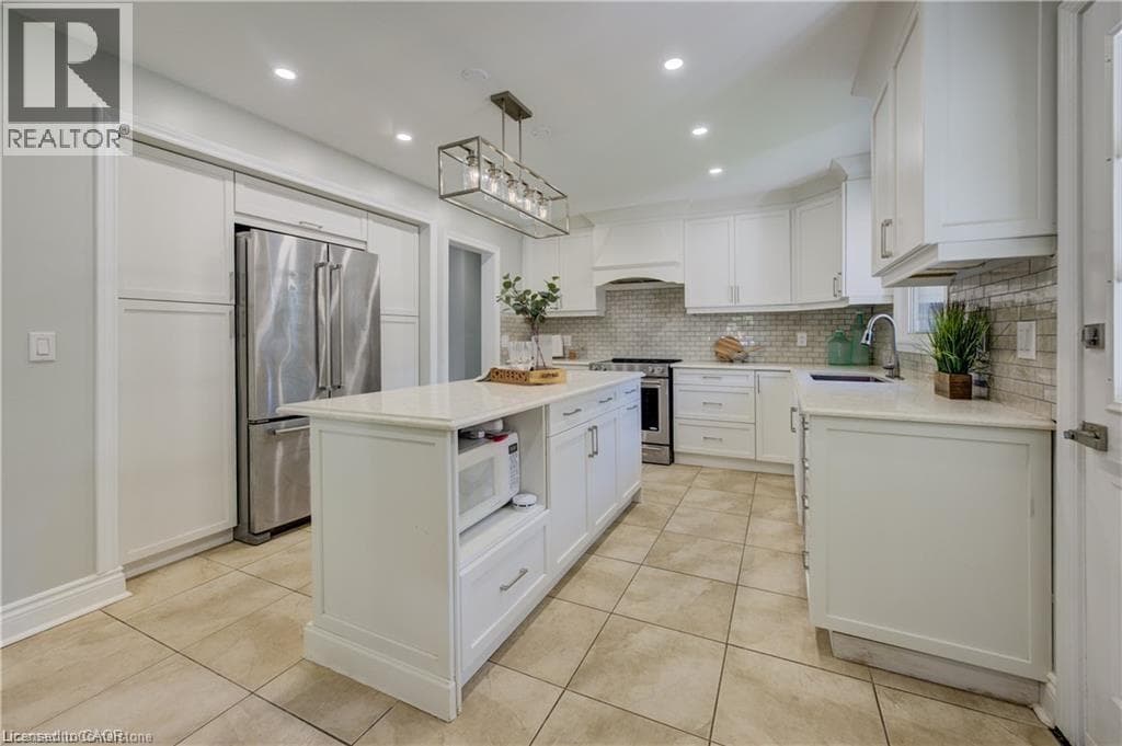 Single Family at 5180 SOUTHGATE Avenue, Niagara Falls, Ontario - Photo 5 - RE/MAX Garden City Realty
