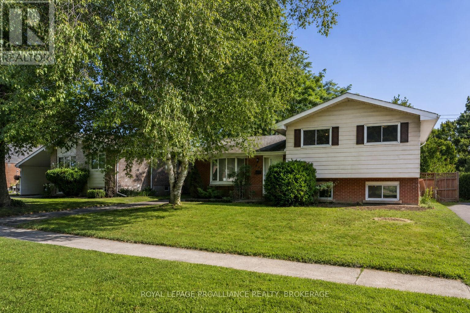 Single Family at 250 Glen Castle Road, Kingston (City SouthWest), Ontario - Photo 2 - RE/MAX Garden City Realty