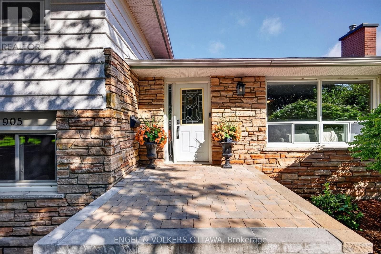 Single Family at 905 Garwood Avenue, Ottawa, Ontario - Photo 3 - RE/MAX Garden City Realty