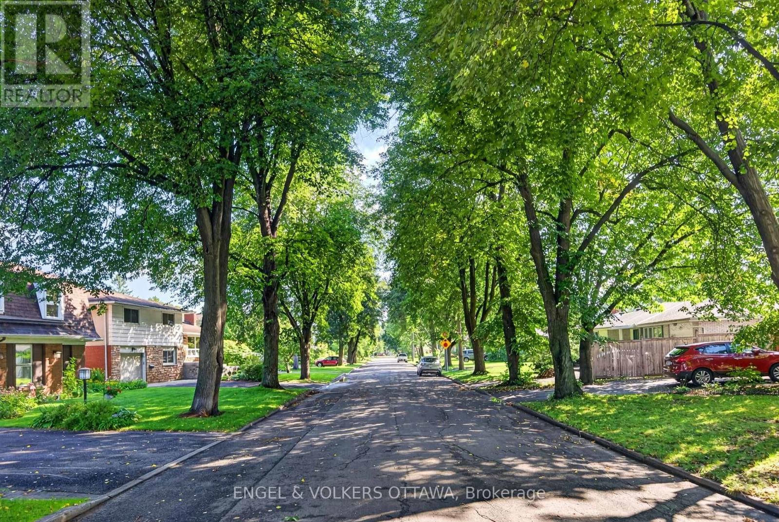Single Family at 905 Garwood Avenue, Ottawa, Ontario - Photo 4 - RE/MAX Garden City Realty