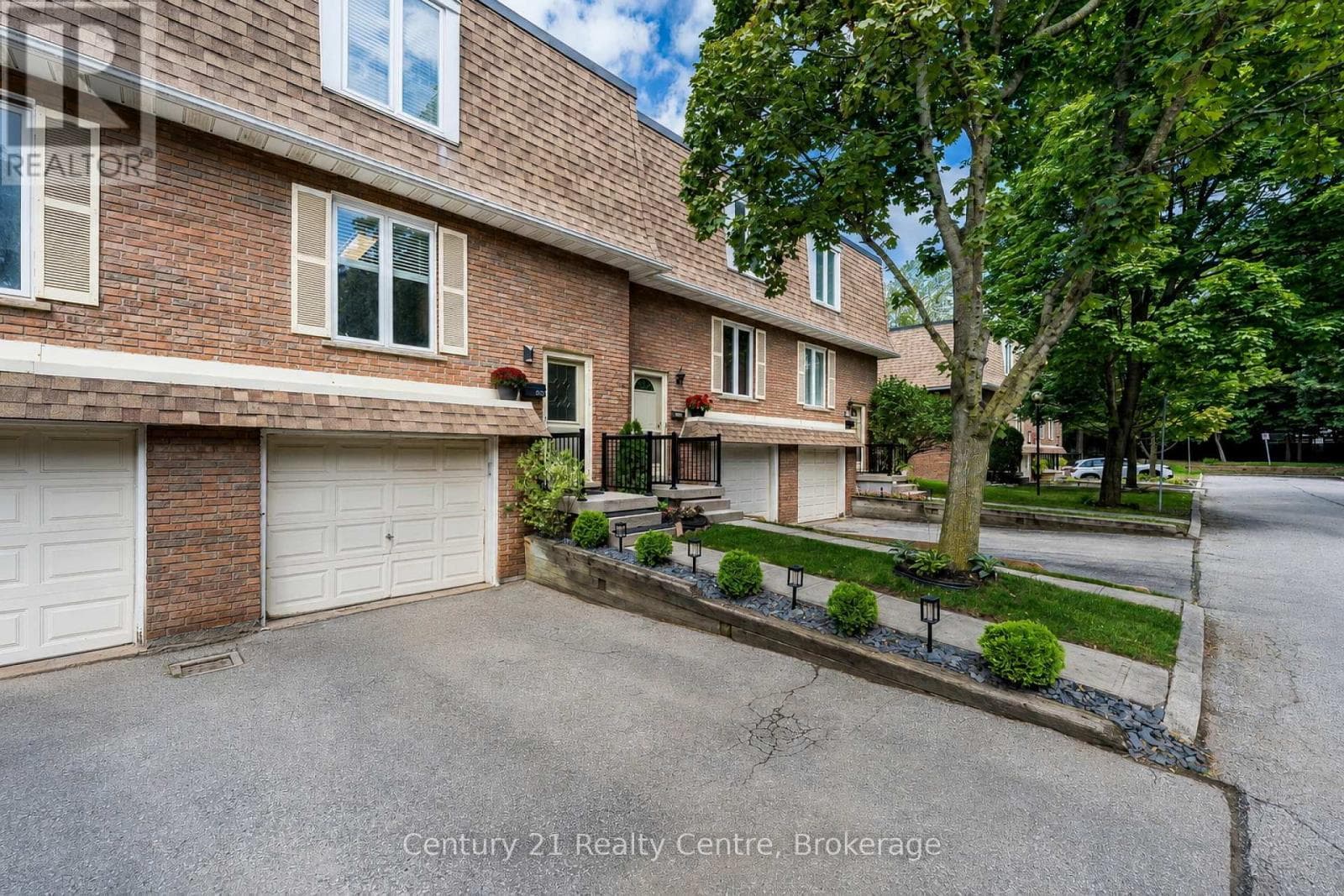 Single Family at 1537 Westminster Place, Burlington (Mountainside), Ontario - Photo 2 - RE/MAX Garden City Realty
