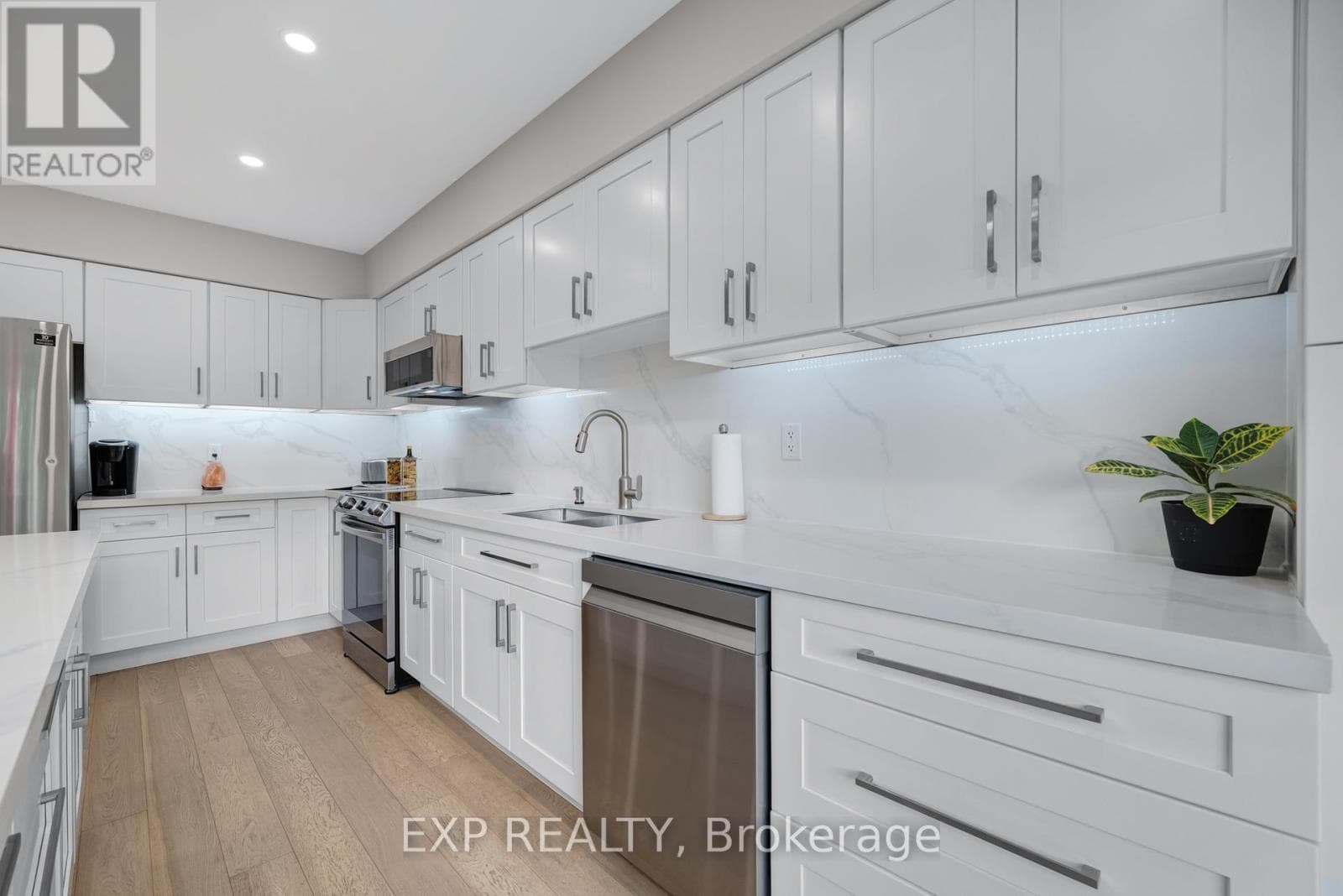 Single Family at 320 Dowson Loop, Newmarket (Woodland Hill), Ontario - Photo 10 - RE/MAX Garden City Realty