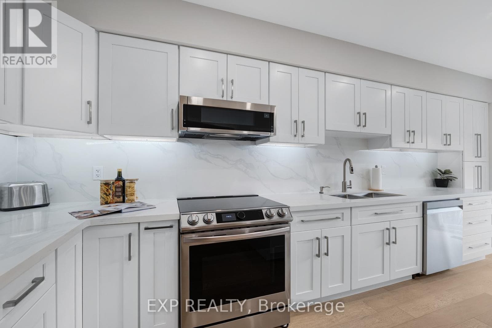 Single Family at 320 Dowson Loop, Newmarket (Woodland Hill), Ontario - Photo 8 - RE/MAX Garden City Realty