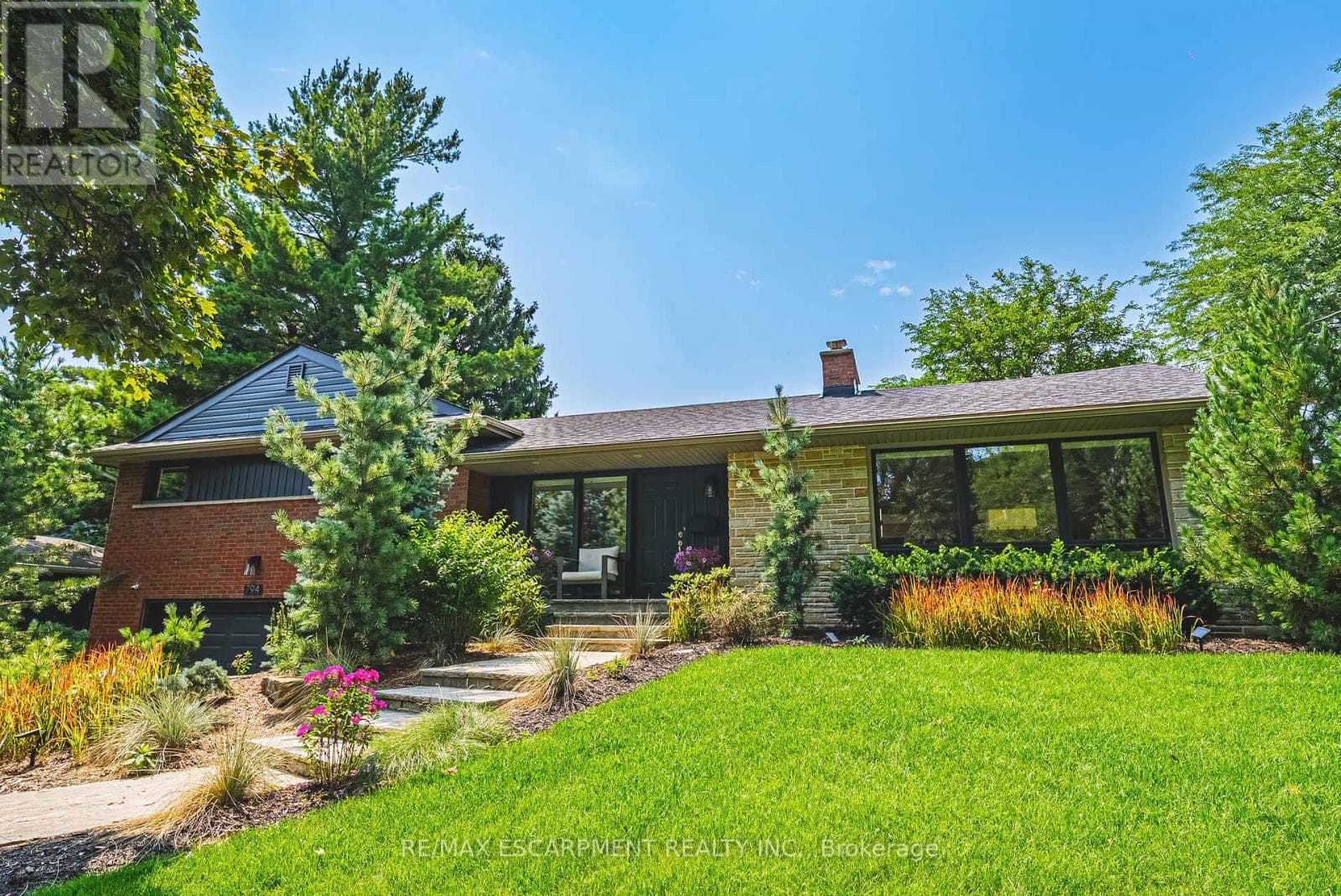 794 Falcon Boulevard