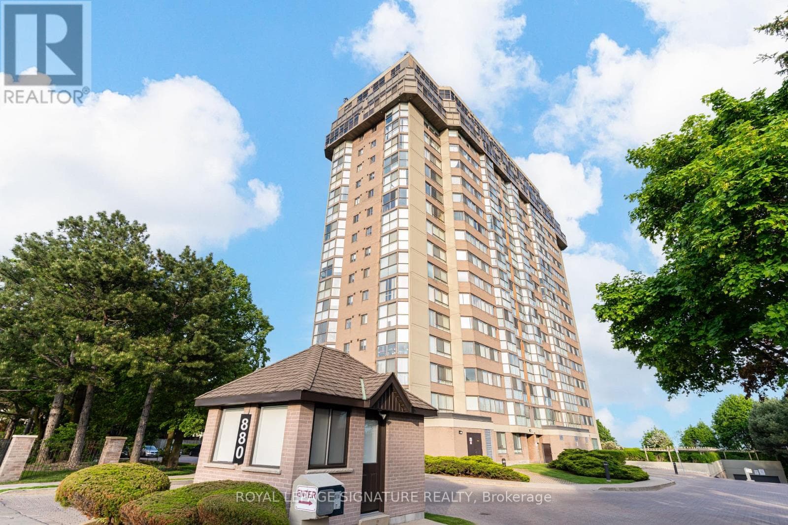 405- 880 Dundas Street
