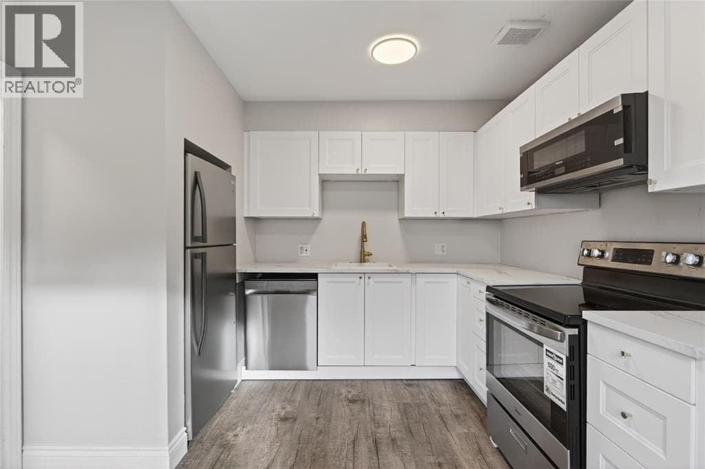 Single Family at 20- 816 WELLINGTON Street, Sarnia, Ontario - Photo 8 - RE/MAX Garden City Realty