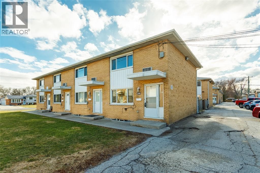 Single Family at 20- 816 WELLINGTON Street, Sarnia, Ontario - Photo 2 - RE/MAX Garden City Realty
