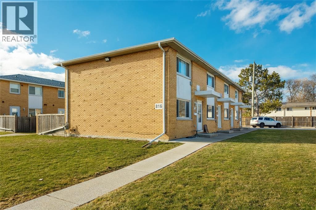 Single Family at 20- 816 WELLINGTON Street, Sarnia, Ontario - Photo 3 - RE/MAX Garden City Realty