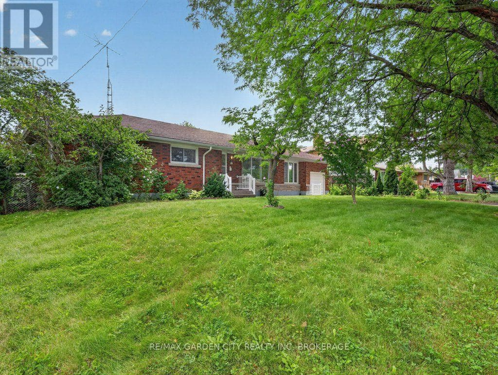 Single Family at 8 Champa Drive, St. Catharines (Vine/Linwell), Ontario - Photo 3 - RE/MAX Garden City Realty