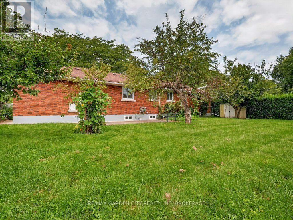 Single Family at 8 Champa Drive, St. Catharines (Vine/Linwell), Ontario - Photo 6 - RE/MAX Garden City Realty