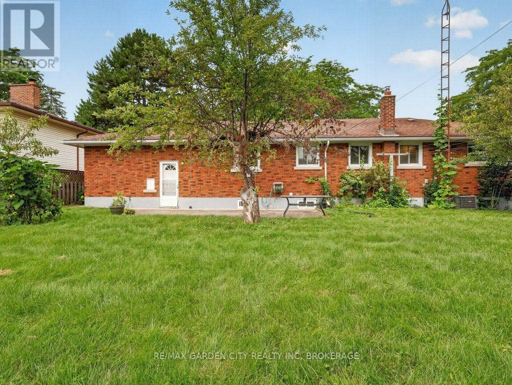 Single Family at 8 Champa Drive, St. Catharines (Vine/Linwell), Ontario - Photo 7 - RE/MAX Garden City Realty