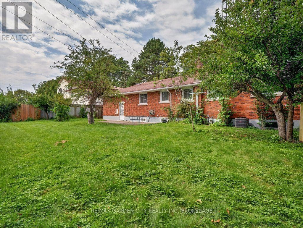 Single Family at 8 Champa Drive, St. Catharines (Vine/Linwell), Ontario - Photo 8 - RE/MAX Garden City Realty