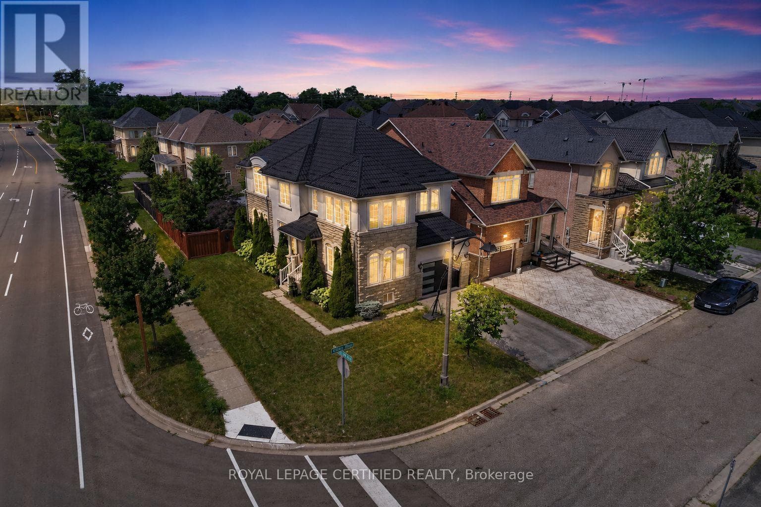 Single Family at 2561 Grand Oak Trail, Oakville (WM Westmount), Ontario - Photo 2 - RE/MAX Garden City Realty