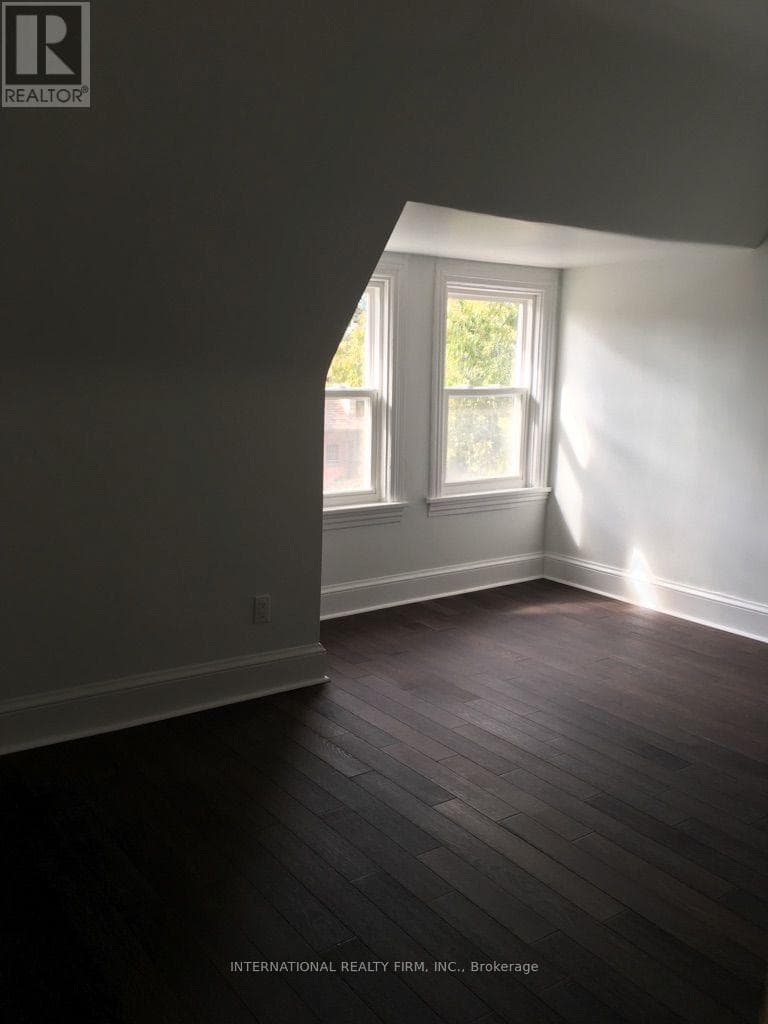 2- 161 Montrose Avenue