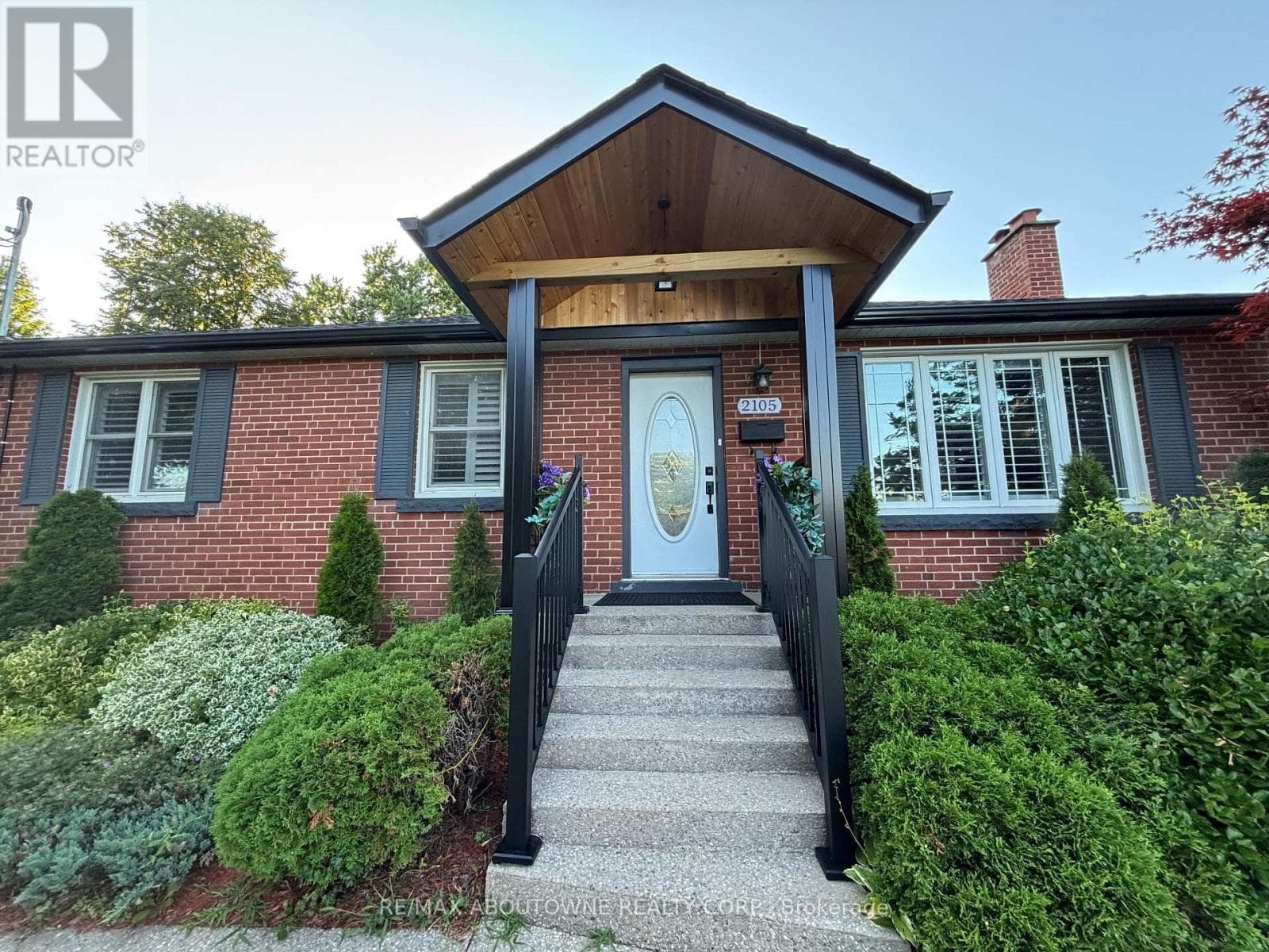 Single Family at 2105 Maplewood Drive, Burlington (Brant), Ontario - Photo 2 - RE/MAX Garden City Realty