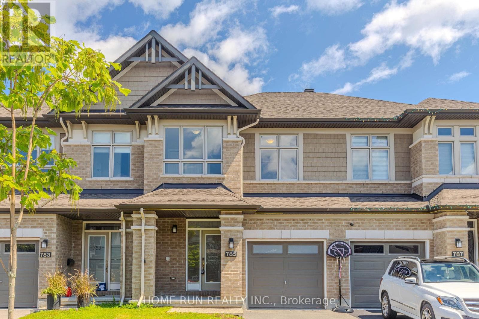785 Cairn Crescent