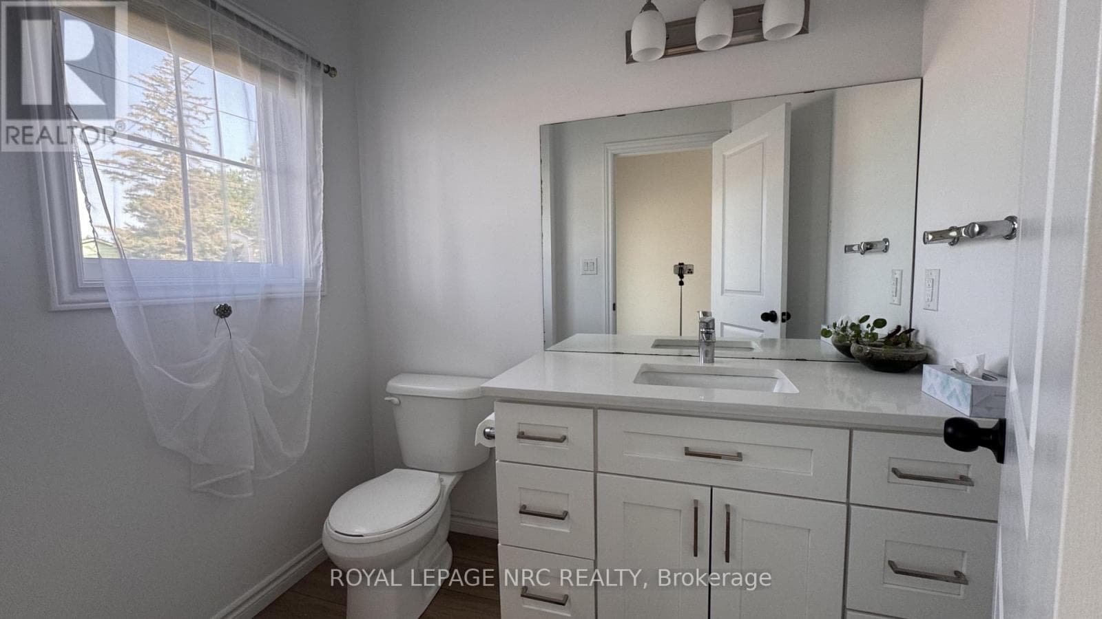 Single Family at 18 King Street, Fort Erie (Lakeshore), Ontario - Photo 5 - RE/MAX Garden City Realty