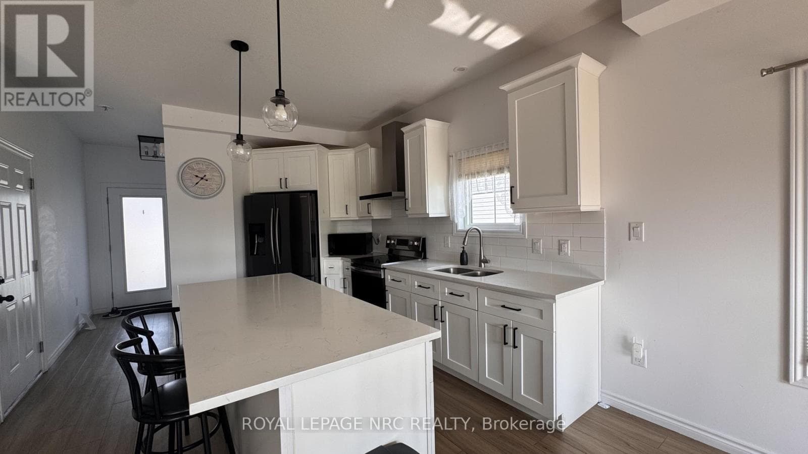 Single Family at 18 King Street, Fort Erie (Lakeshore), Ontario - Photo 8 - RE/MAX Garden City Realty