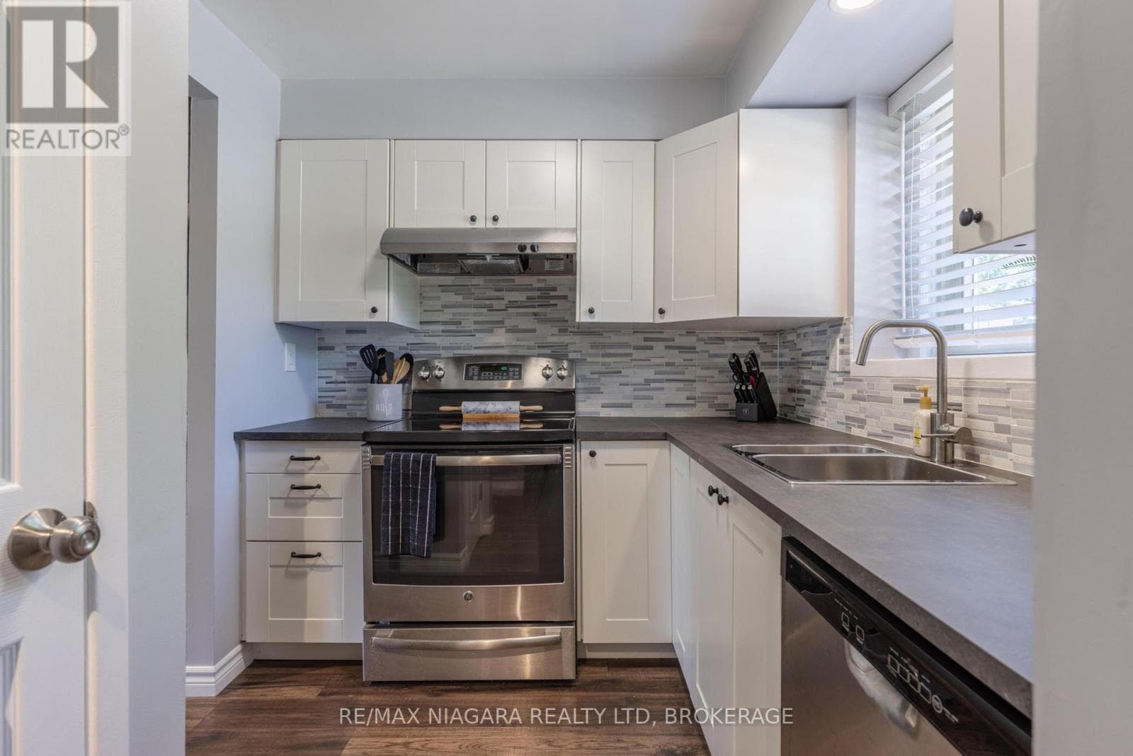 Single Family at 67- 25 Linfield Drive, St. Catharines (Lakeport), Ontario - Photo 4 - RE/MAX Garden City Realty