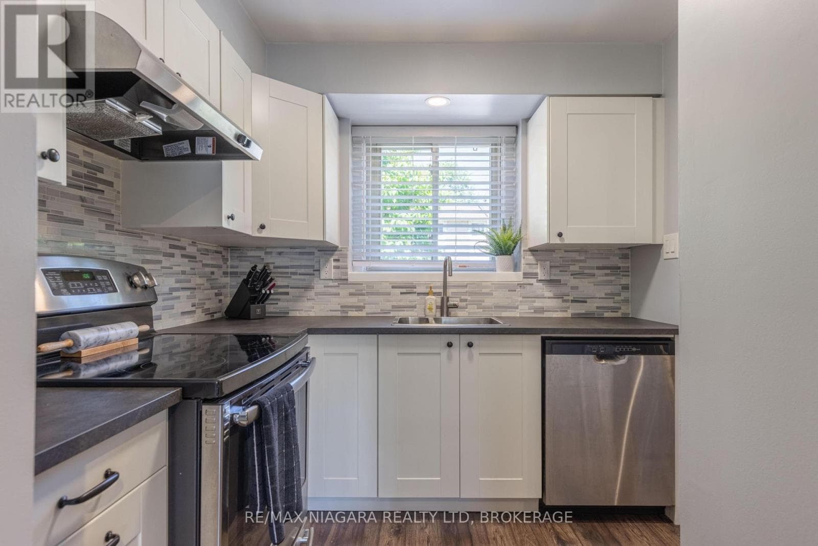 Single Family at 67- 25 Linfield Drive, St. Catharines (Lakeport), Ontario - Photo 5 - RE/MAX Garden City Realty