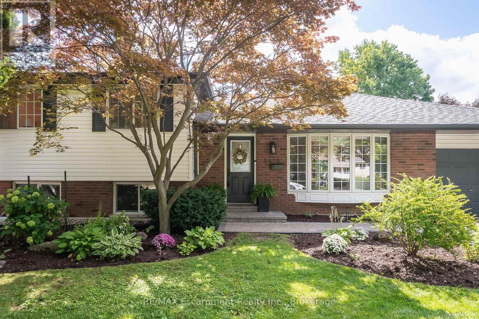 Single Family at 5410 Clive Crescent, Burlington (Appleby), Ontario - Photo 2 - RE/MAX Garden City Realty