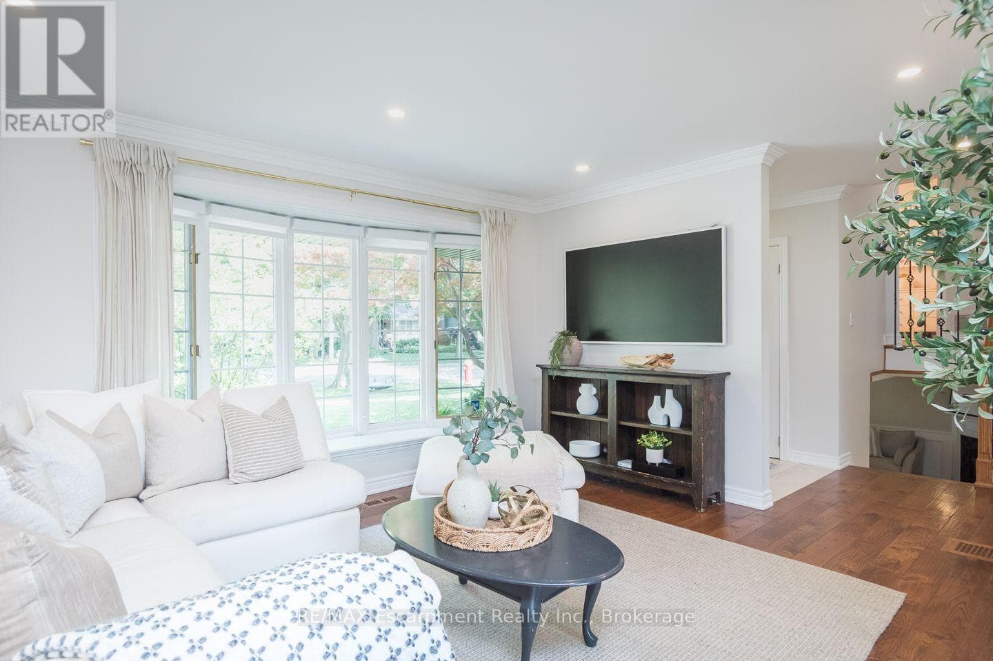 Single Family at 5410 Clive Crescent, Burlington (Appleby), Ontario - Photo 7 - RE/MAX Garden City Realty
