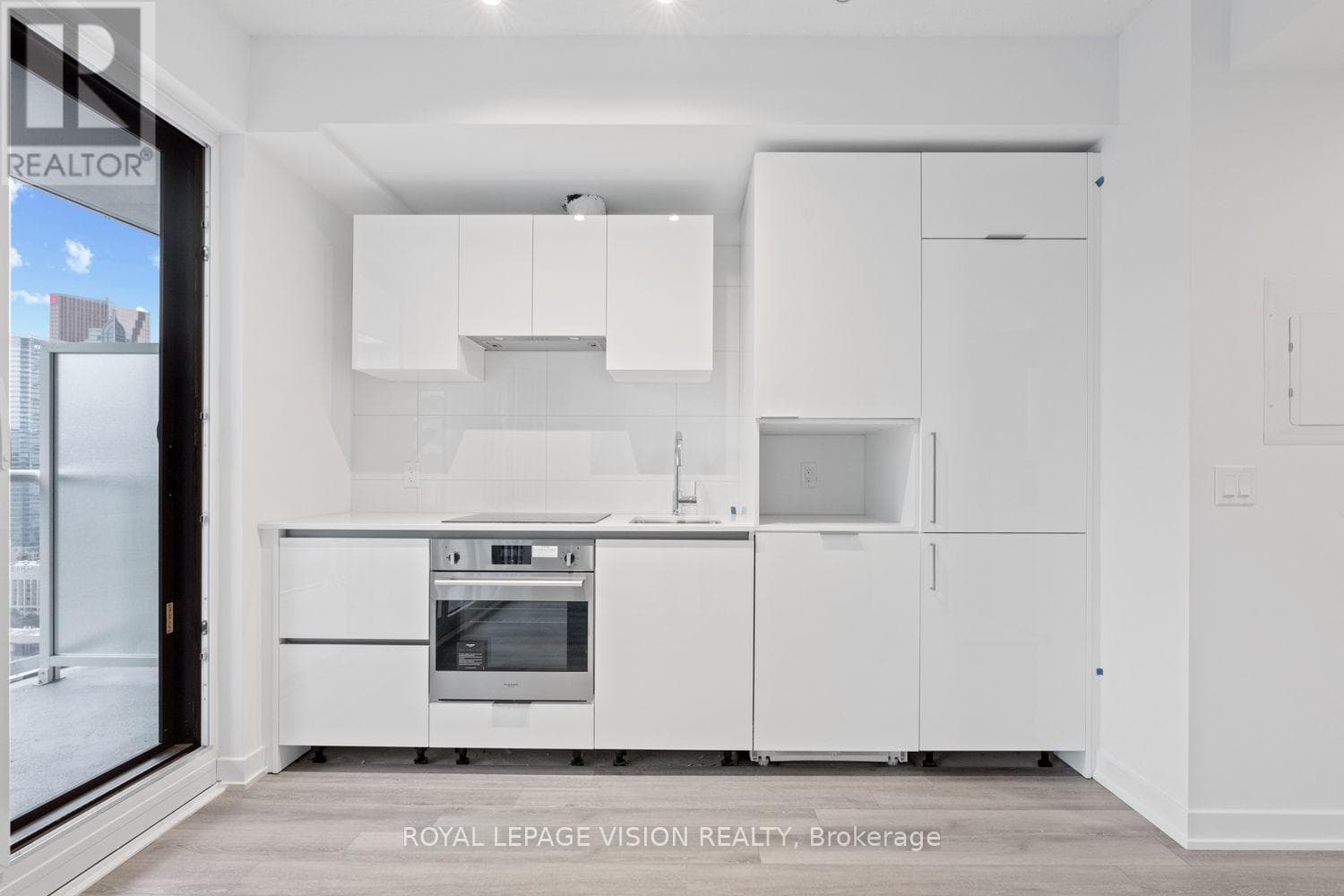 3113- 230 Simcoe Street