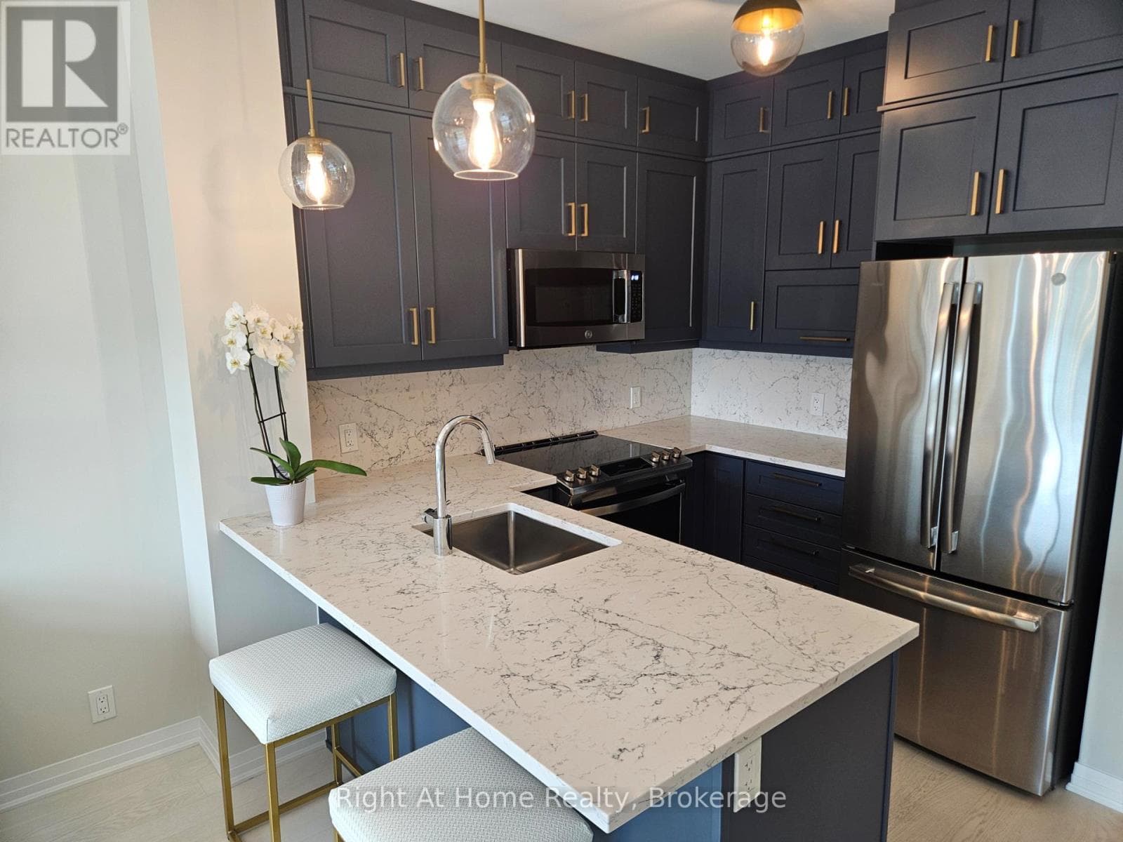 Single Family at 527- 102 GROVEWOOD Common, Oakville (GO Glenorchy), Ontario - Photo 3 - RE/MAX Garden City Realty