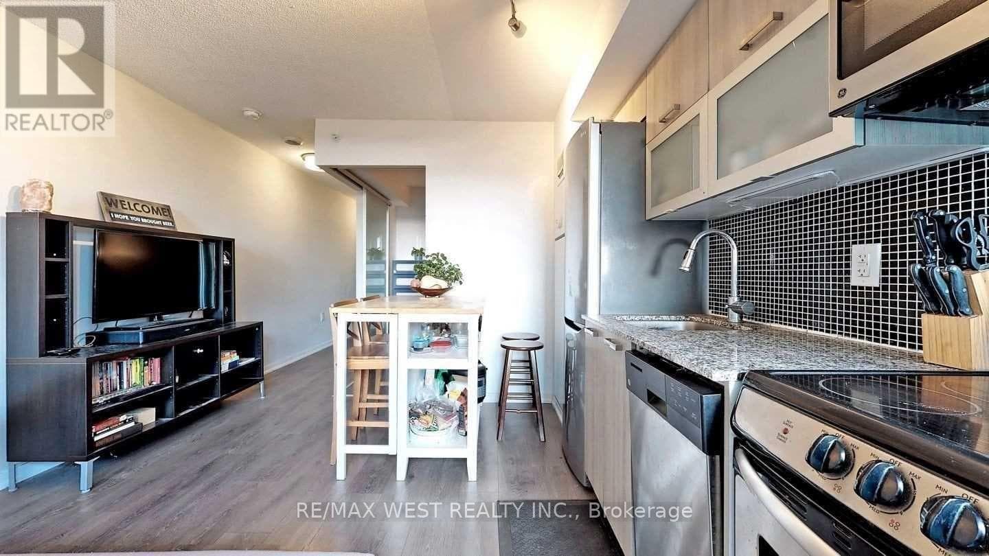 Single Family at 720- 36 Lisgar Street, Toronto (Little Portugal), Ontario - Photo 7 - RE/MAX Garden City Realty