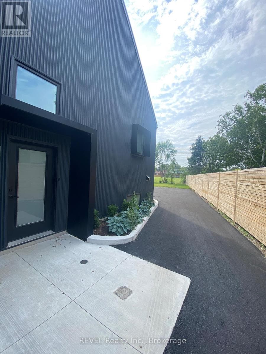 Unit 3- 5361 Valley Way