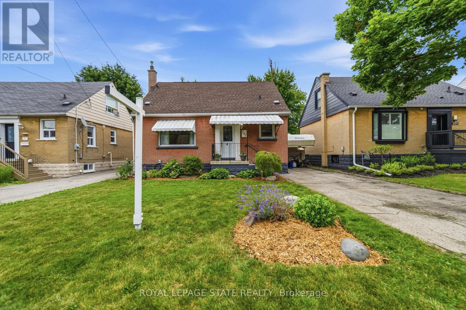 Single Family at 197 East 12th Street, Hamilton (Inch Park), Ontario - Photo 2 - RE/MAX Garden City Realty