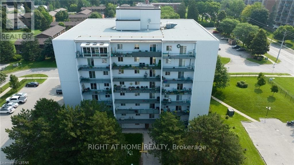 Single Family at 801- 986 Huron Street, London East (East A), Ontario - Photo 3 - RE/MAX Garden City Realty