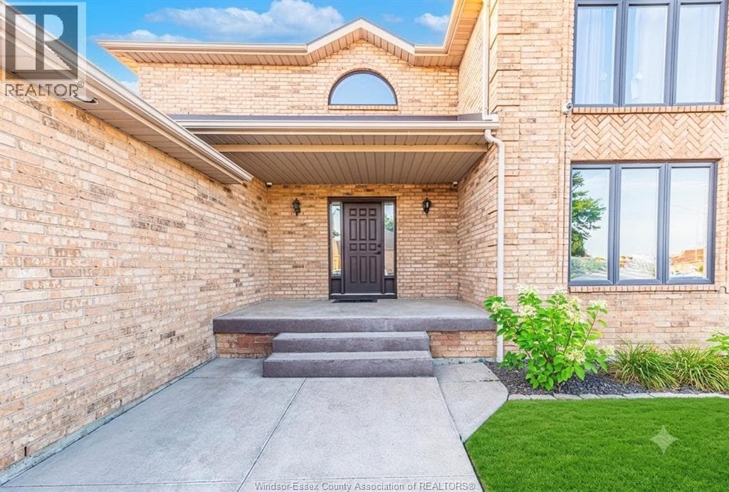 Single Family at 120 HAMPTON Crescent, Windsor, Ontario - Photo 4 - RE/MAX Garden City Realty