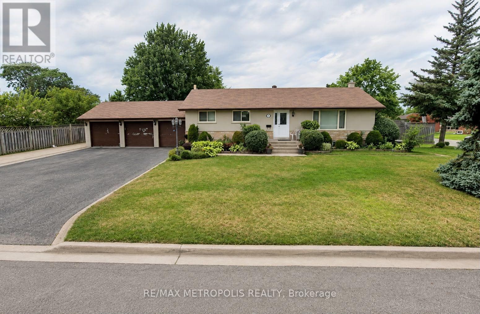 Upper- 37 Carlyle Crescent