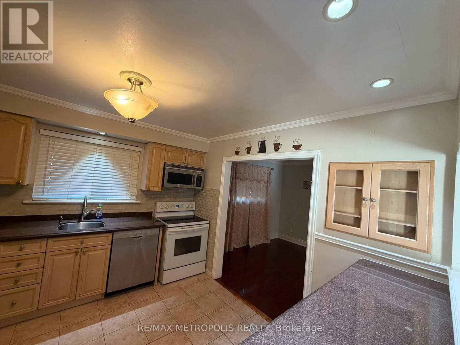Single Family at Upper- 37 Carlyle Crescent, Brampton (Brampton East), Ontario - Photo 10 - RE/MAX Garden City Realty