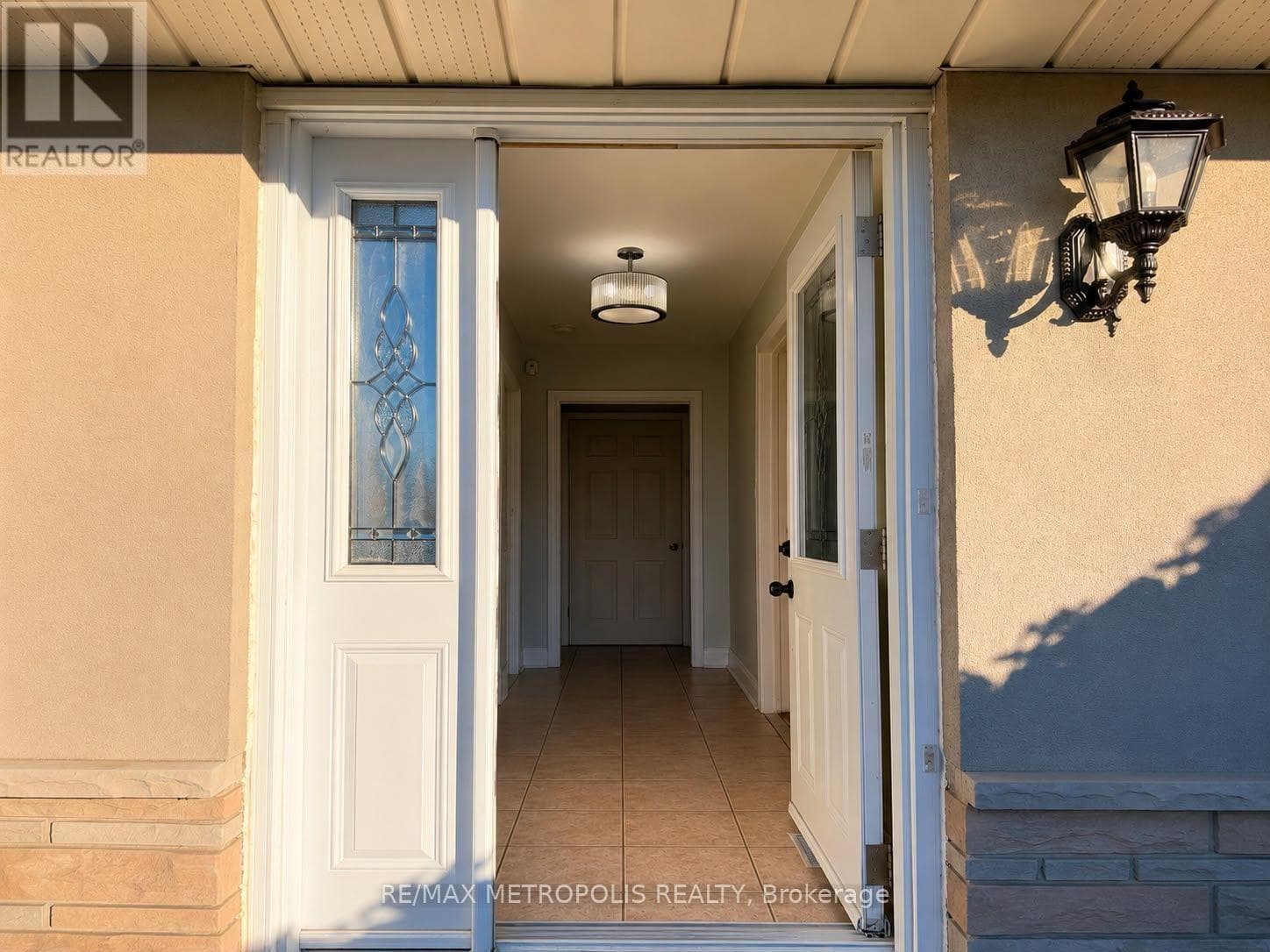 Single Family at Upper- 37 Carlyle Crescent, Brampton (Brampton East), Ontario - Photo 9 - RE/MAX Garden City Realty