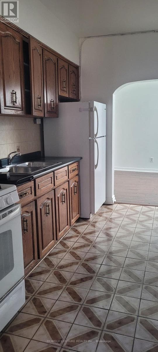 Single Family at 2nd Floor- 697 College Street, Toronto (Trinity-Bellwoods), Ontario - Photo 7 - RE/MAX Garden City Realty