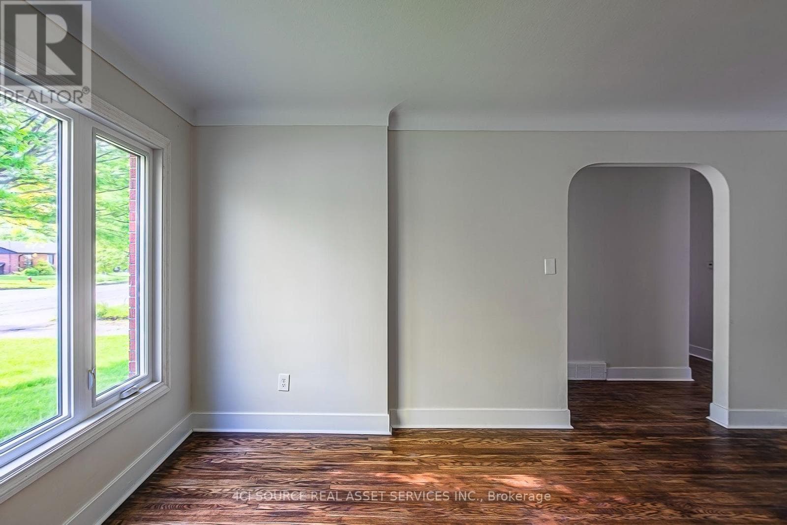 Single Family at 3768 Dorchester Road, Niagara Falls (Stamford), Ontario - Photo 3 - RE/MAX Garden City Realty