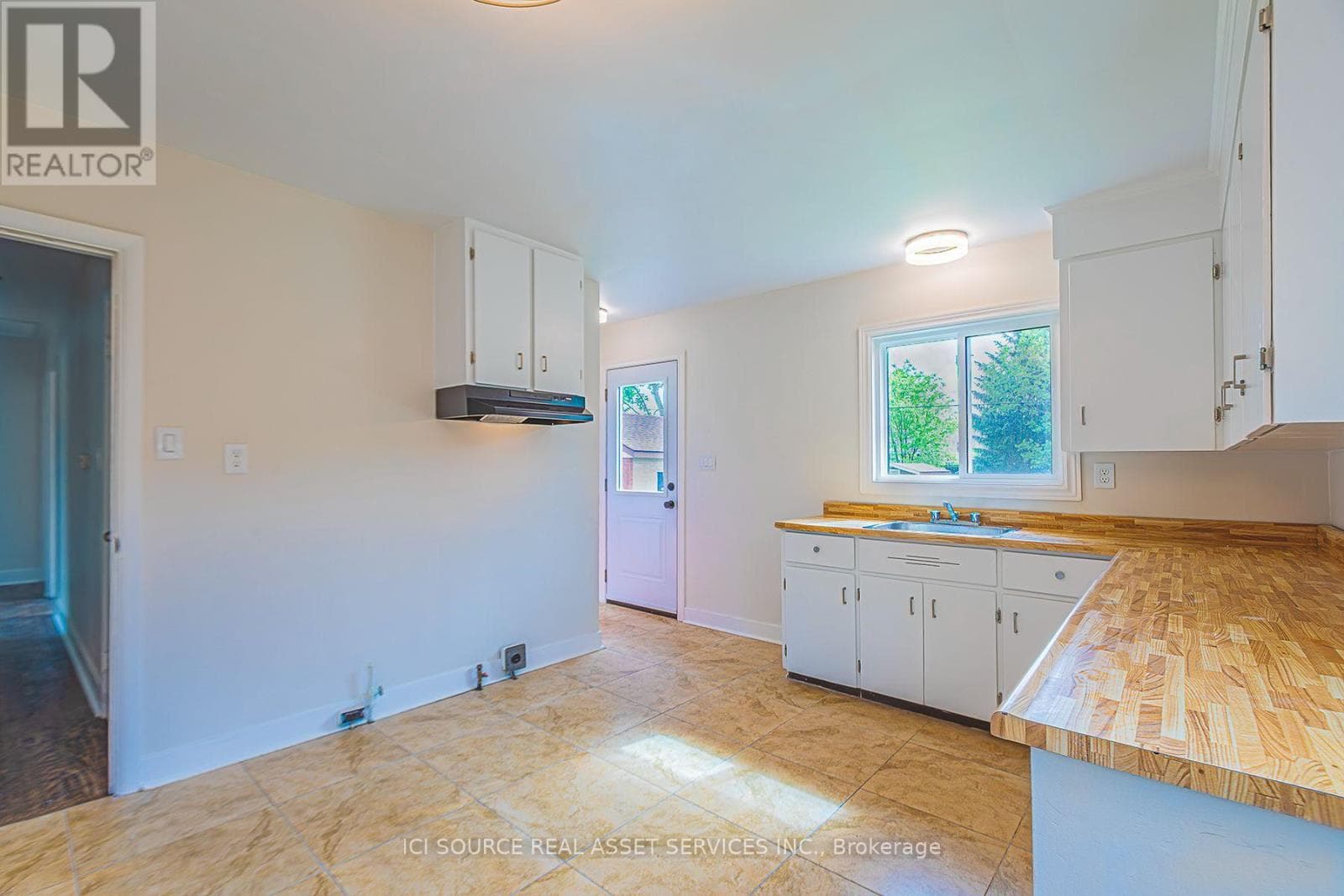 Single Family at 3768 Dorchester Road, Niagara Falls (Stamford), Ontario - Photo 4 - RE/MAX Garden City Realty
