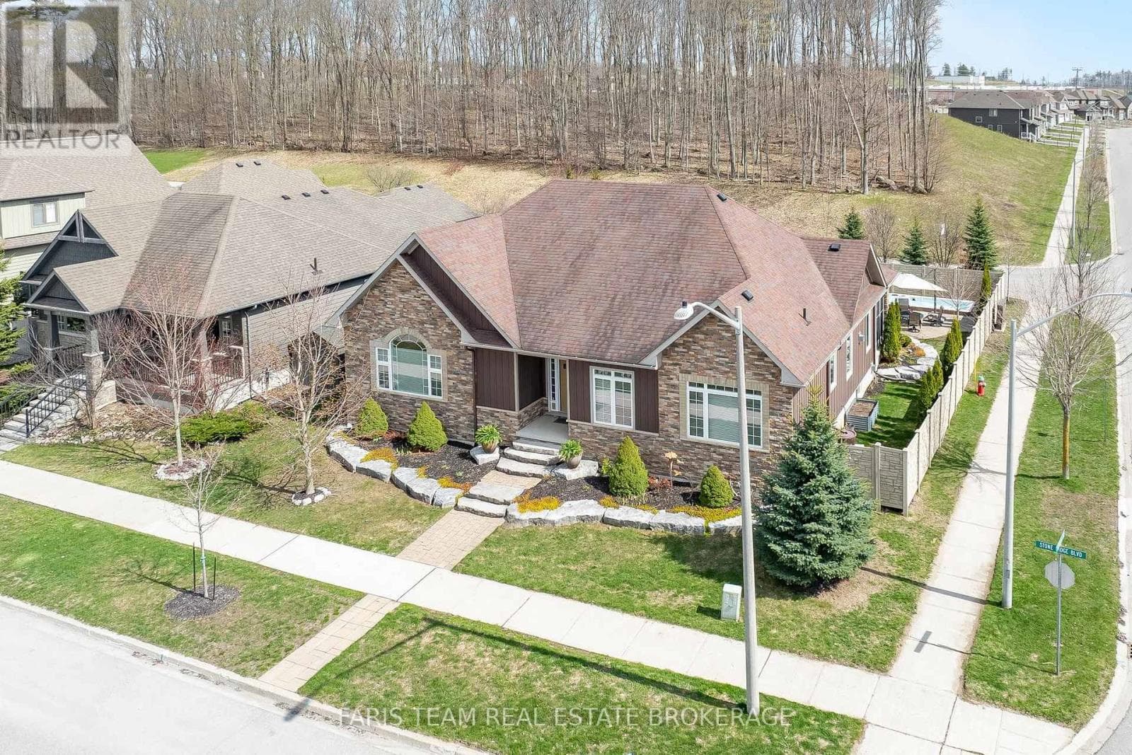 Single Family at 3063 Stone Ridge Boulevard, Orillia, Ontario - Photo 2 - RE/MAX Garden City Realty
