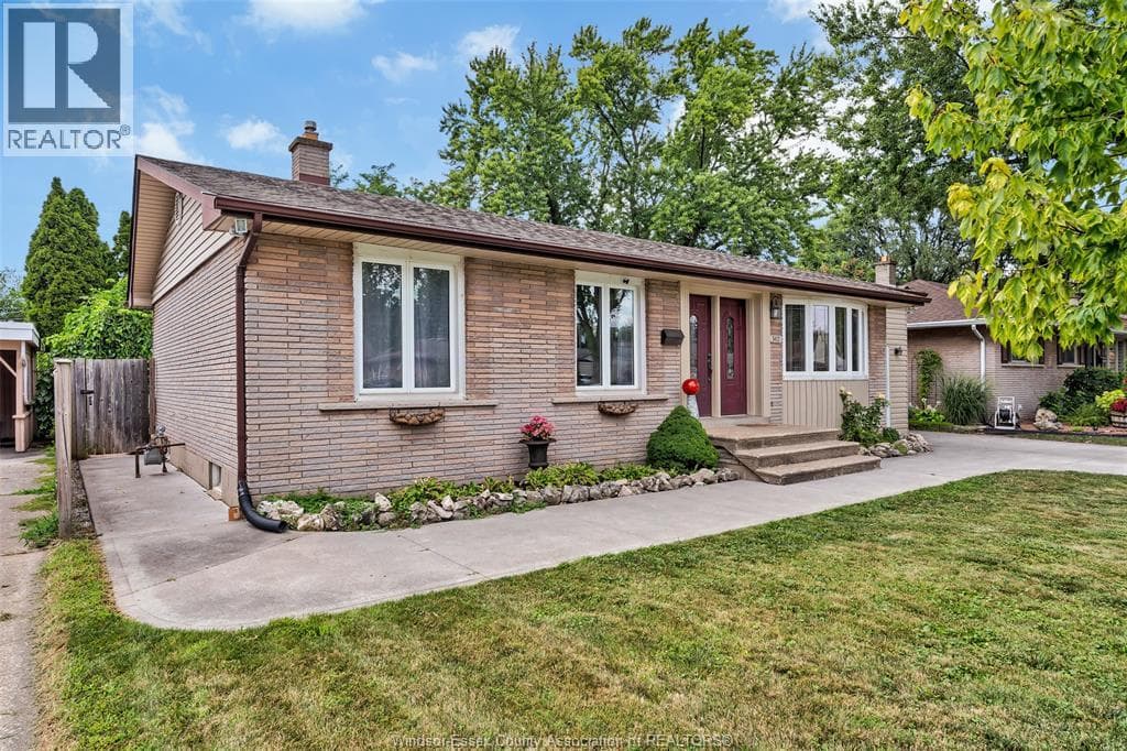 Single Family at 3417 WOODLAWN Avenue, Windsor, Ontario - Photo 4 - RE/MAX Garden City Realty