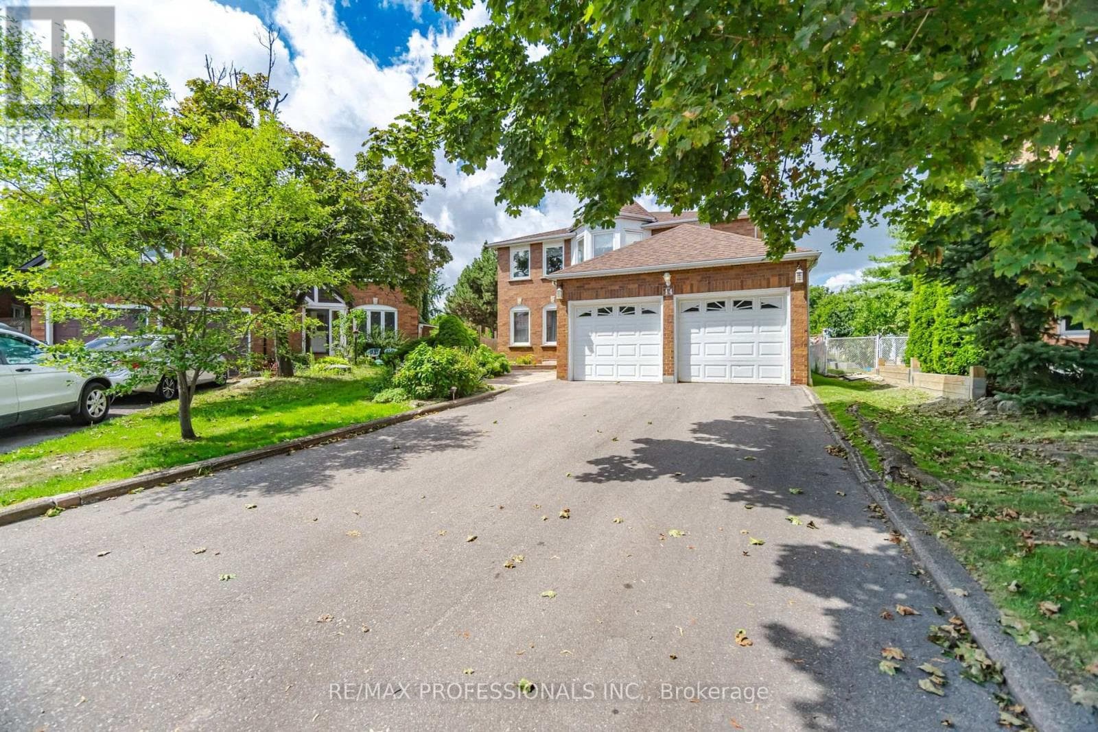 Single Family at 14 Laura Court, Brampton (Westgate), Ontario - Photo 3 - RE/MAX Garden City Realty