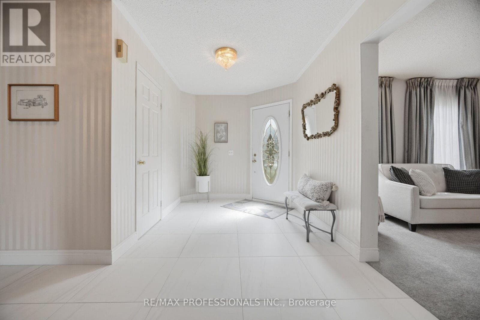 Single Family at 14 Laura Court, Brampton (Westgate), Ontario - Photo 5 - RE/MAX Garden City Realty