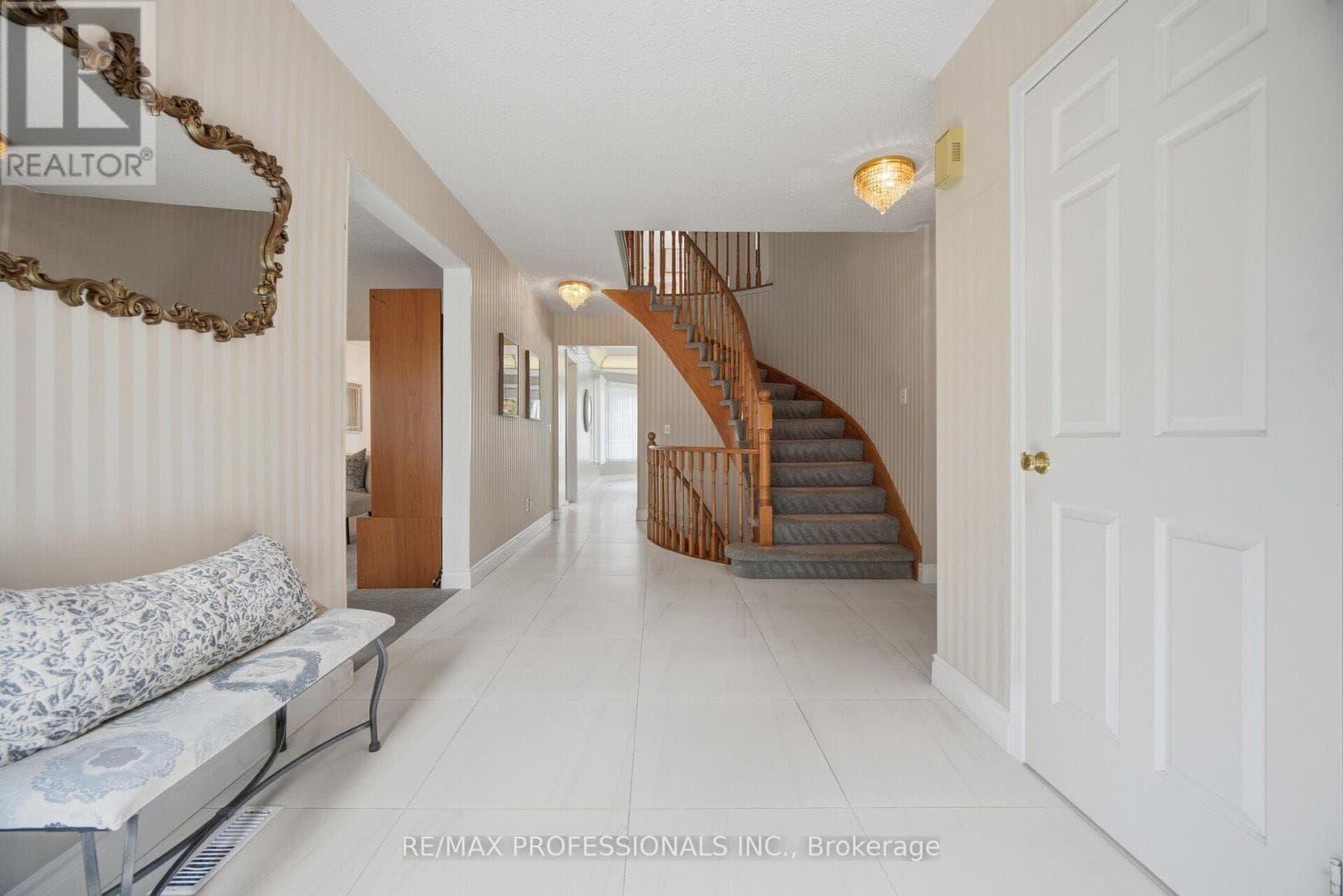 Single Family at 14 Laura Court, Brampton (Westgate), Ontario - Photo 6 - RE/MAX Garden City Realty