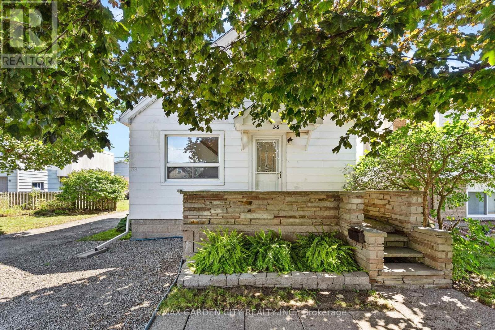 Single Family at 38 Oakwood Street, Port Colborne (Main Street), Ontario - Photo 4 - RE/MAX Garden City Realty