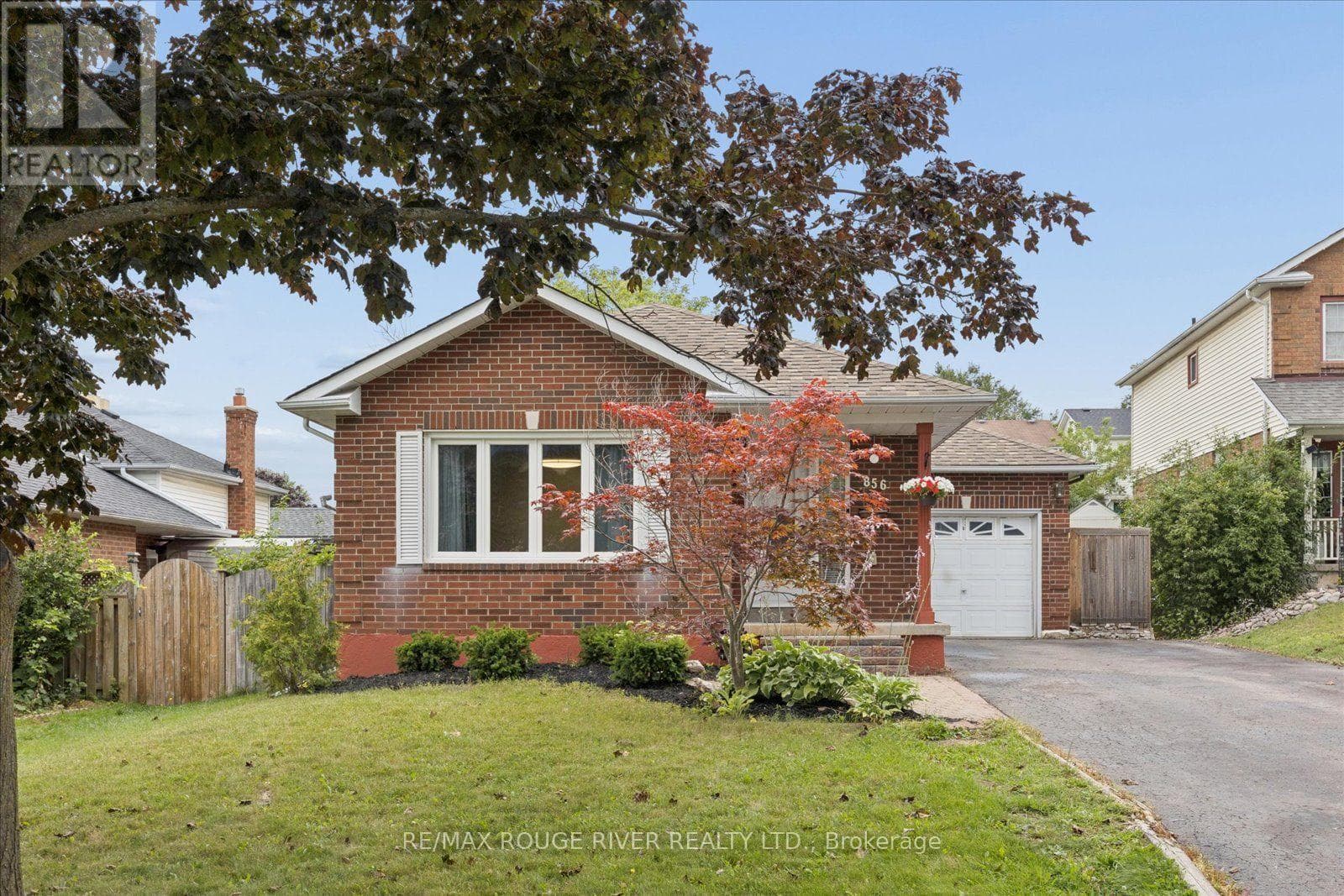 Single Family at Main- 856 Meadowhill Court, Oshawa (Pinecrest), Ontario - Photo 2 - RE/MAX Garden City Realty